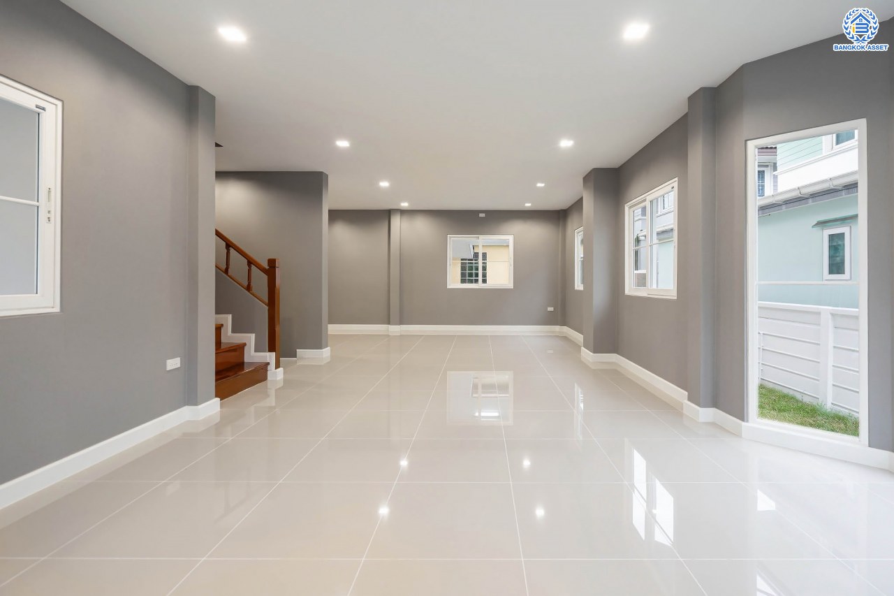 บ้านมือสองตกแต่งใหม่ โครงการ ธนานนท์ ราชพฤกษ์ เนื้อที่ 60 ตร.ว. ฟังก์ชัน 3 ห้องนอน 3 ห้องน้ำ จอดรถได้ 2 คัน พร้อมห้องอเนกประสงค์ 1 ห้อง สามารถปรับเปลี่ยนเป็นห้องทำงาน หรือห้องนอนได้ตามความต้องการ Facilities ตอบโจทย์ทุกกิจกรรม! บนทำเลติดถนนราชพฤกษ์ ใกล้วงเวียนพระราม5 เซ็นทรัลเวสต์เกต และรถไฟฟ้า "สถานีบางรักน้อยท่าอิฐ"